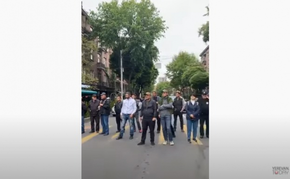 Граждане перекрыли перекресток улиц Сарьян-Туманян (видео)